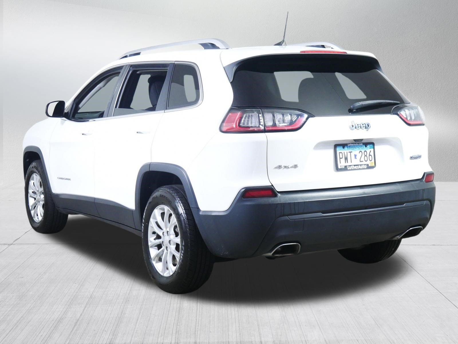 Used 2019 Jeep Cherokee Latitude w/ Cold Weather Group AWD/4WD image 5