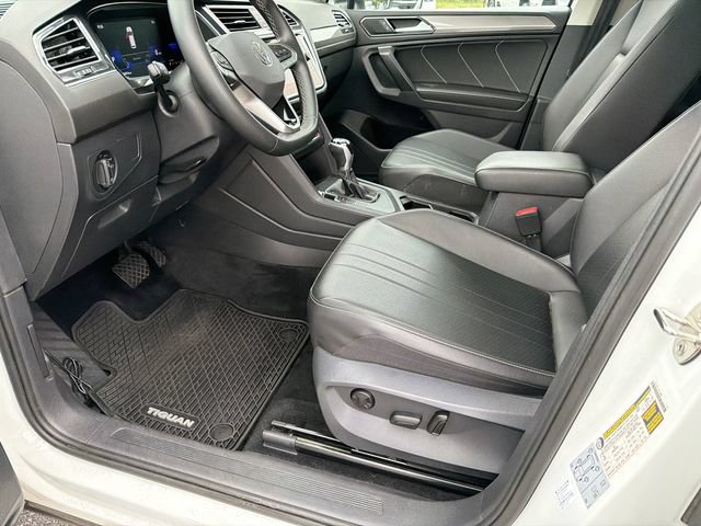 Used 2022 Volkswagen Tiguan SE w/ Panoramic Sunroof Package FWD image 9