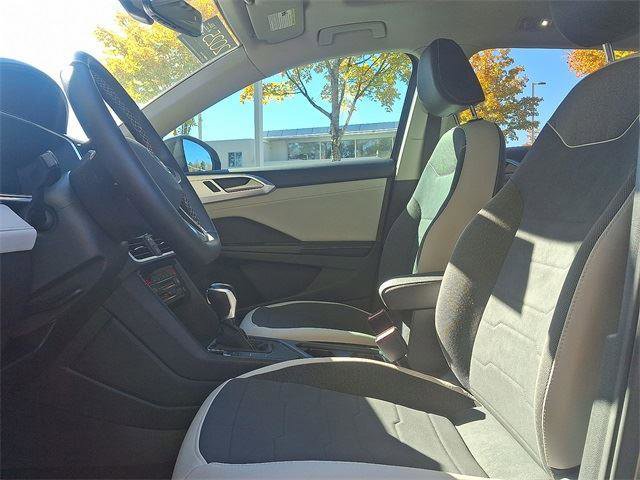 Certified 2025 Volkswagen Taos SE w/ Panoramic Sunroof Package image 13