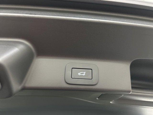 Used 2025 Jaguar F-PACE R-Dynamic S image 33