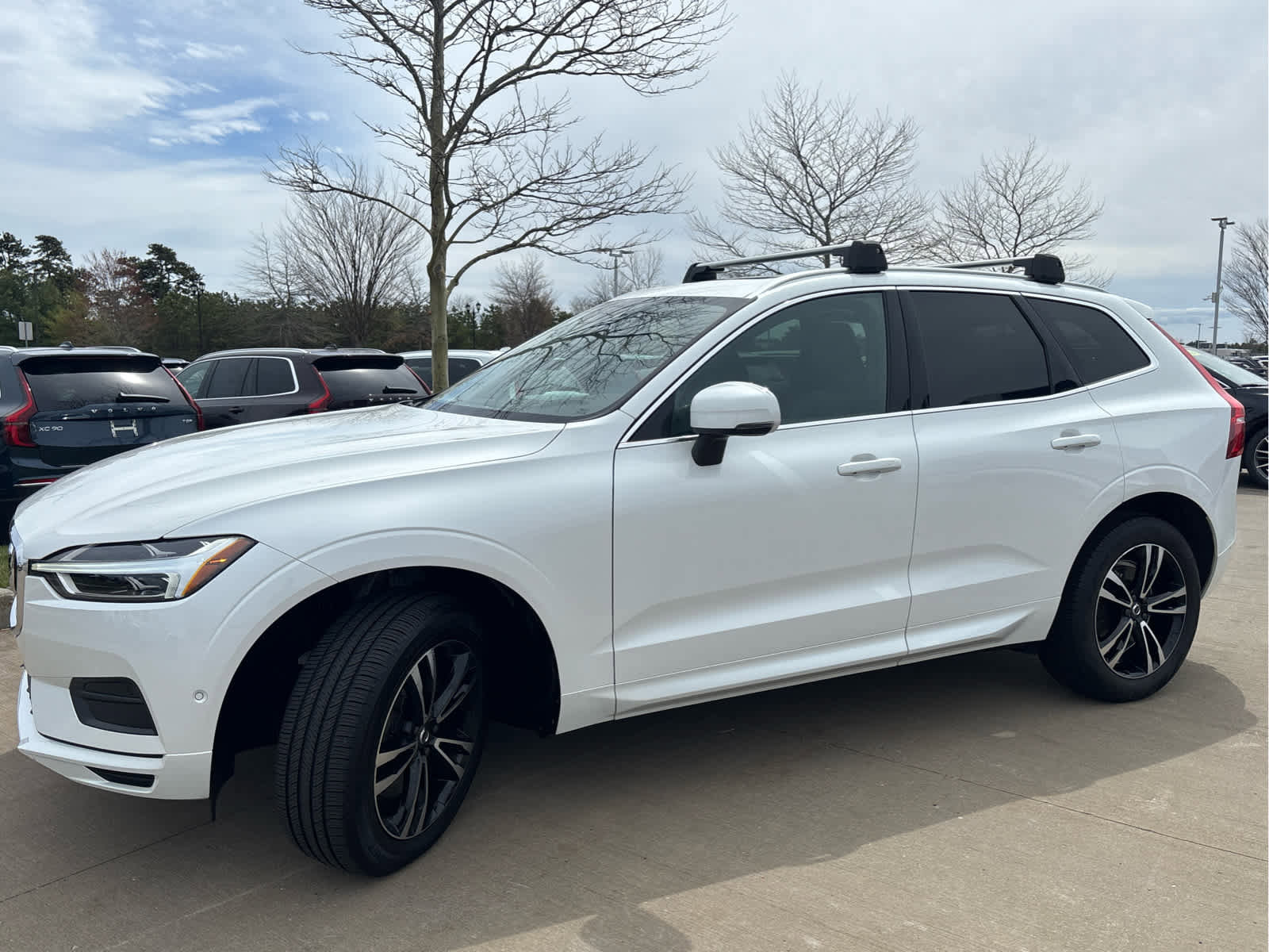 Used 2019 Volvo XC60 T6 Momentum w/ Multimedia Package AWD/4WD image 3