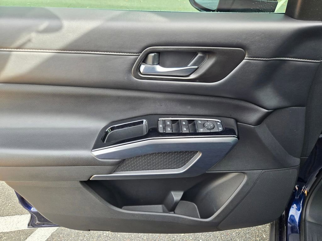 Used 2023 Nissan Pathfinder SL image 17