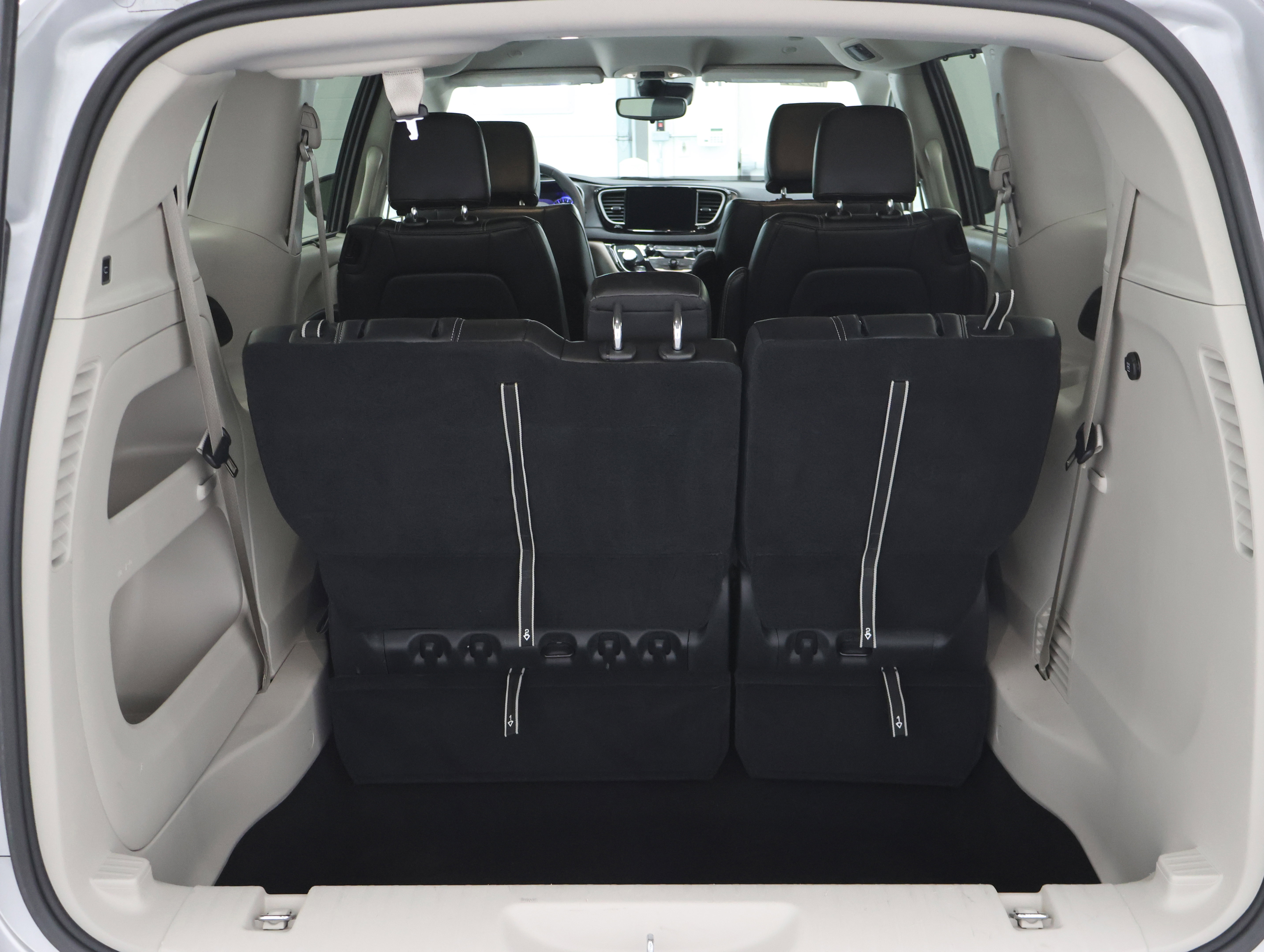 Used 2024 Chrysler Pacifica Touring-L FWD image 27