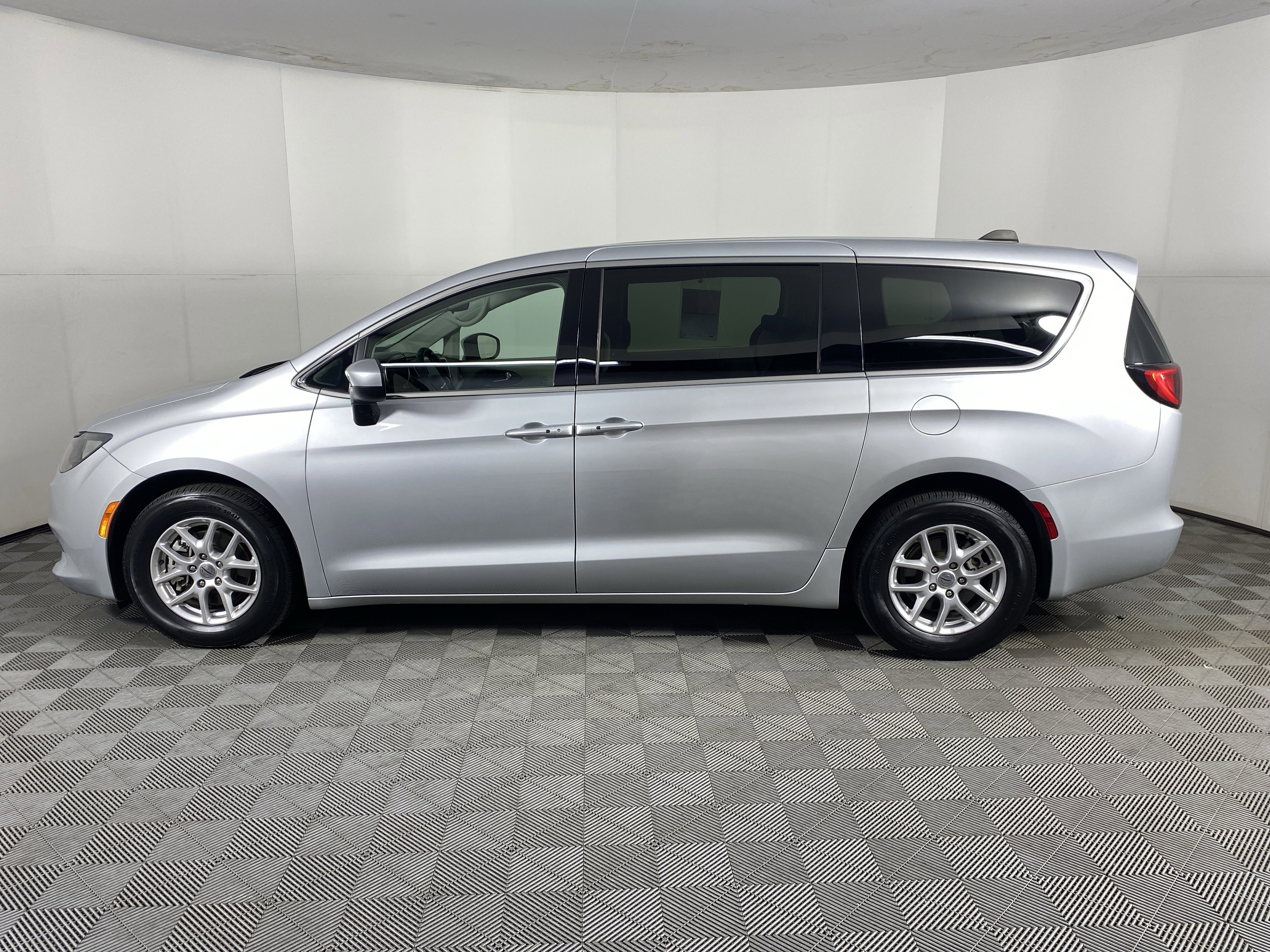 Used 2023 Chrysler Voyager LX image 10