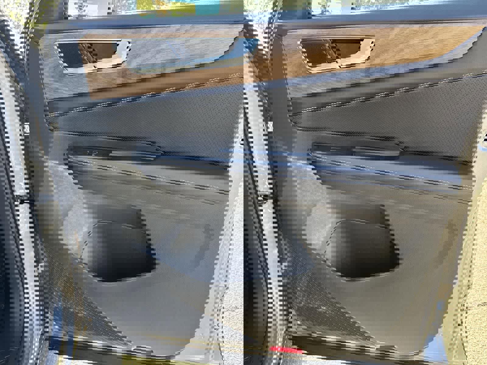 Used 2025 Volkswagen Atlas SE image 38