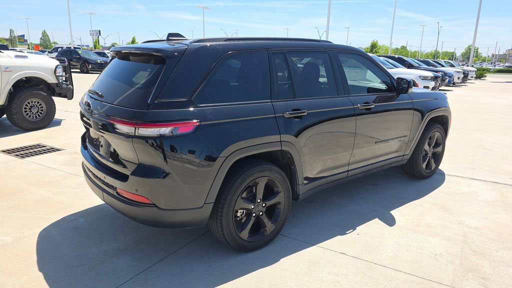 Used 2023 Jeep Grand Cherokee Altitude AWD/4WD image 5
