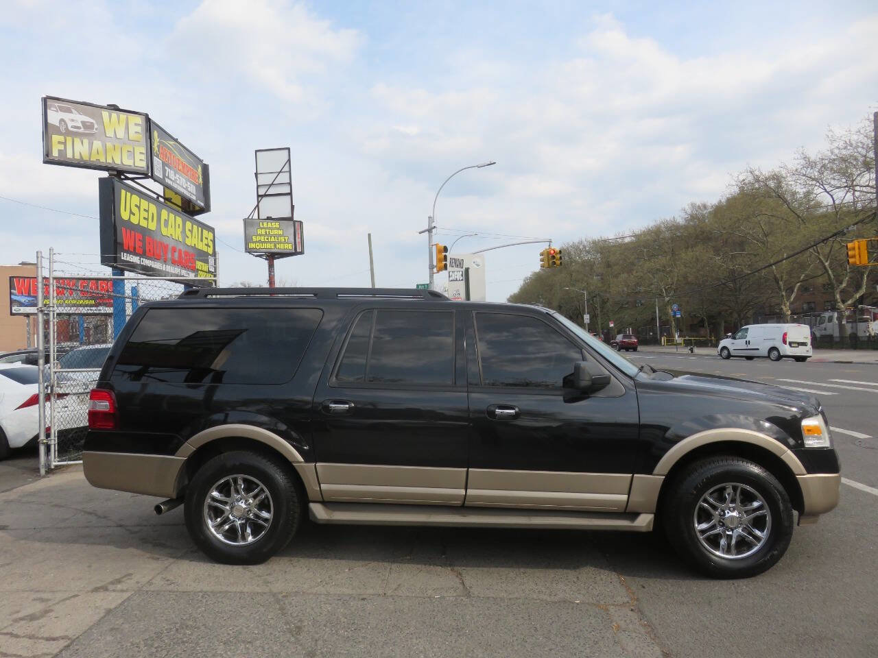 Used 2014 Ford Expedition EL XLT w/ Equipment Group 202A AWD/4WD image 9