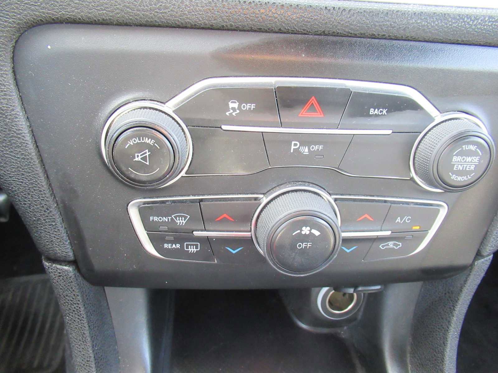 Used 2015 Dodge Charger SE w/ Sport Appearance Group image 22