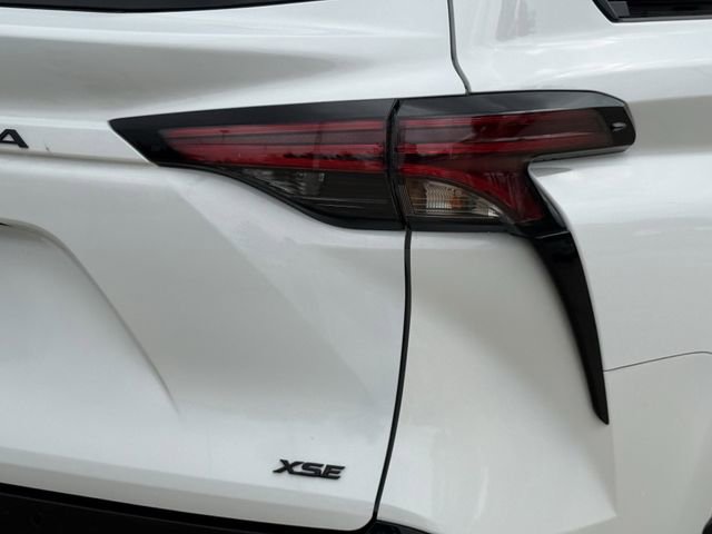 Used 2025 Toyota Sienna XSE FWD image 7