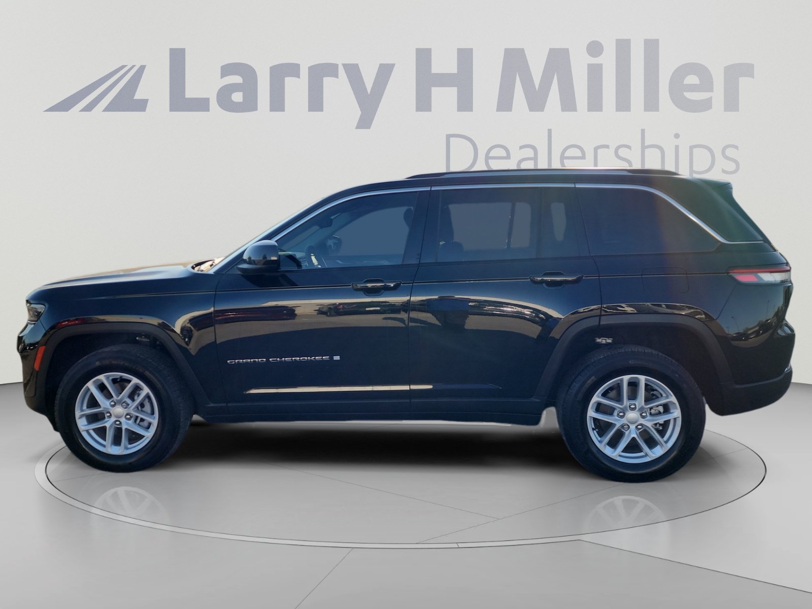 Used 2023 Jeep Grand Cherokee Laredo w/ Luxury Tech Group I RWD image 2