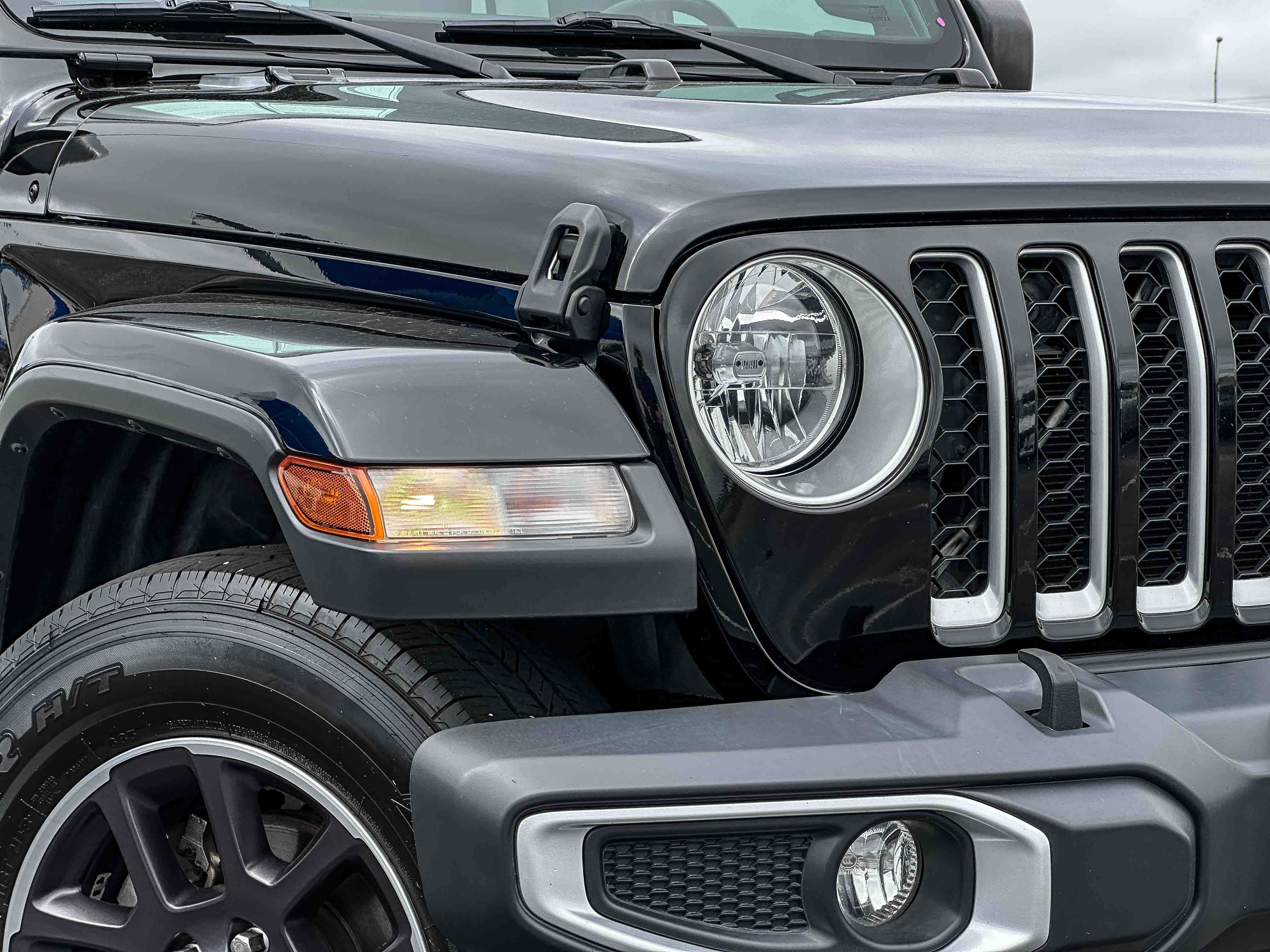 Used 2020 Jeep Gladiator Overland AWD/4WD image 4
