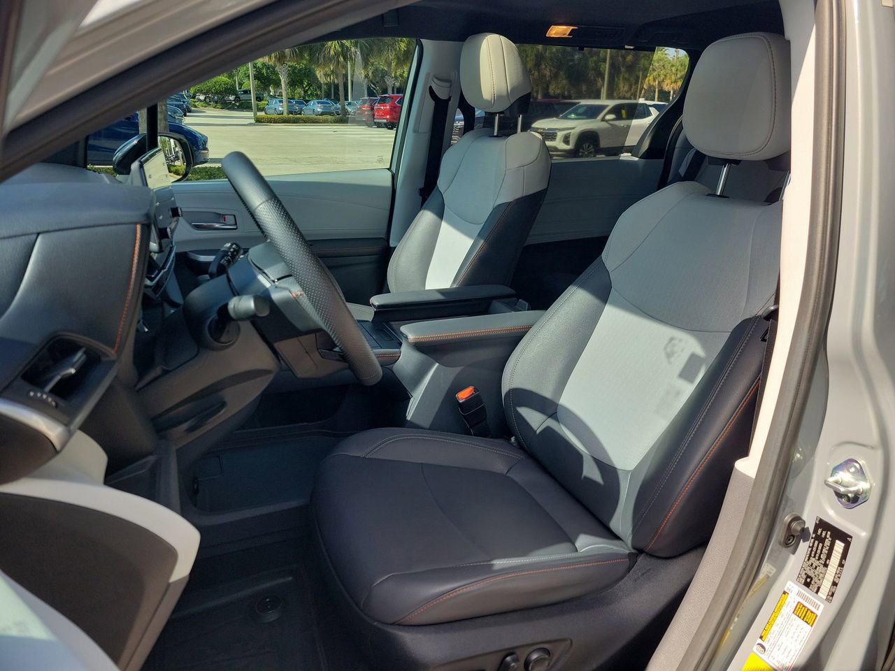 Used 2023 Toyota Sienna XSE FWD image 17