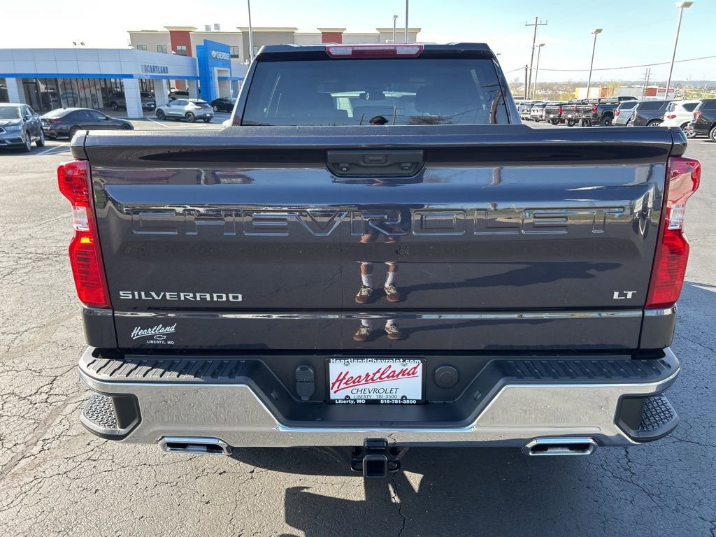 Used 2022 Chevrolet Silverado 1500 LT w/ Z71 Off-Road Package AWD/4WD image 6
