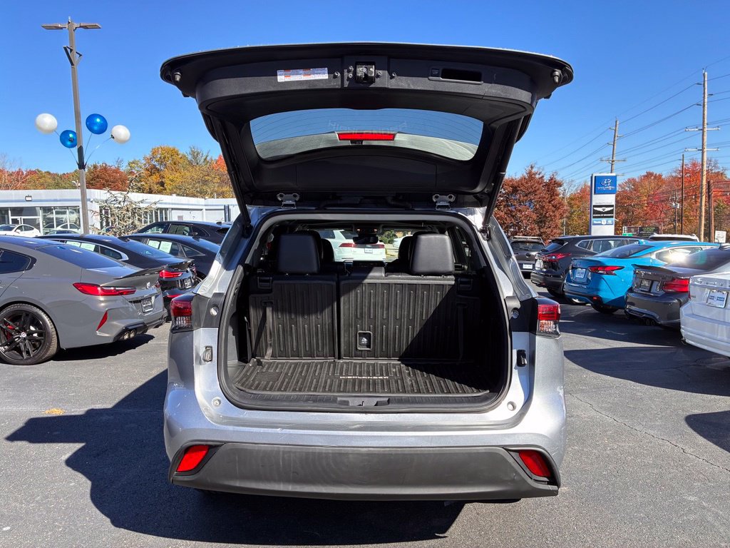 Used 2021 Toyota Highlander XLE AWD/4WD image 11