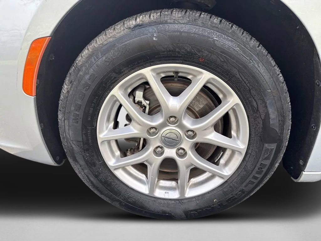Used 2023 Chrysler Pacifica Touring-L image 9