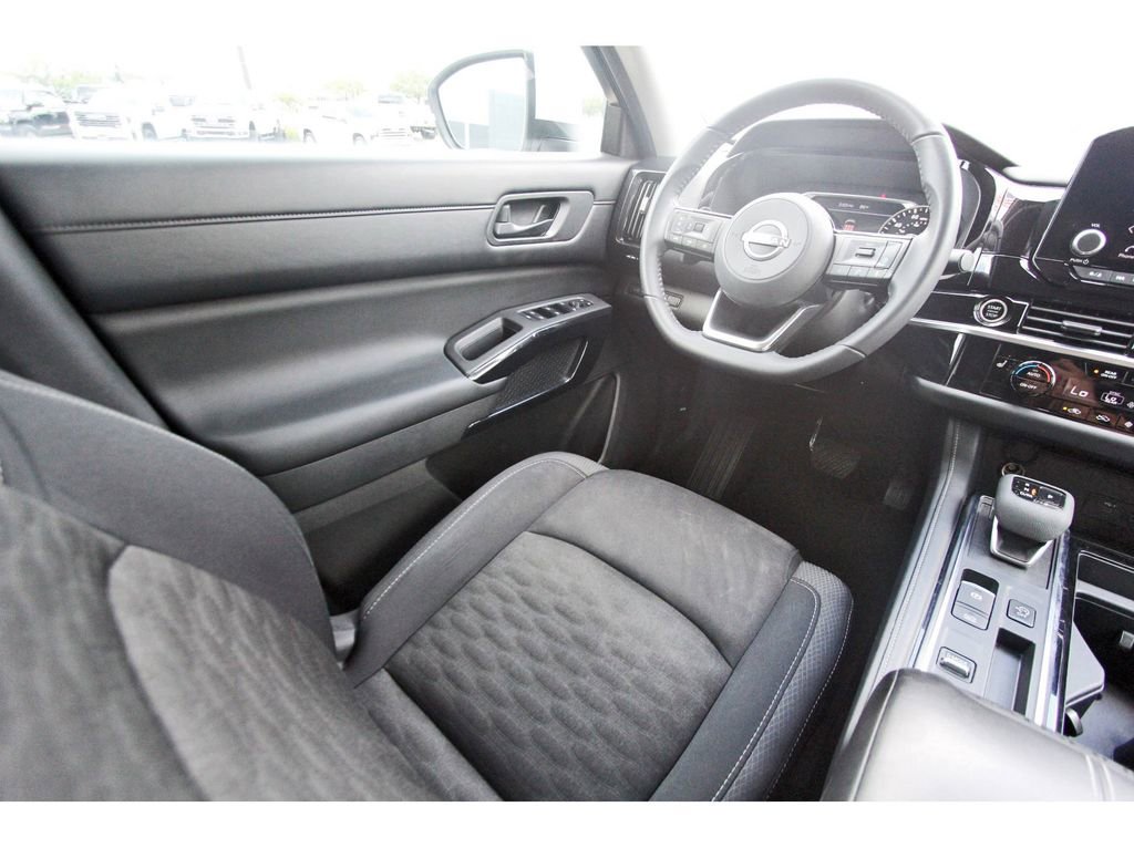 Used 2023 Nissan Pathfinder SV image 6