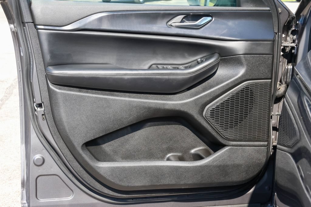 Used 2024 Jeep Grand Cherokee Laredo AWD/4WD image 4