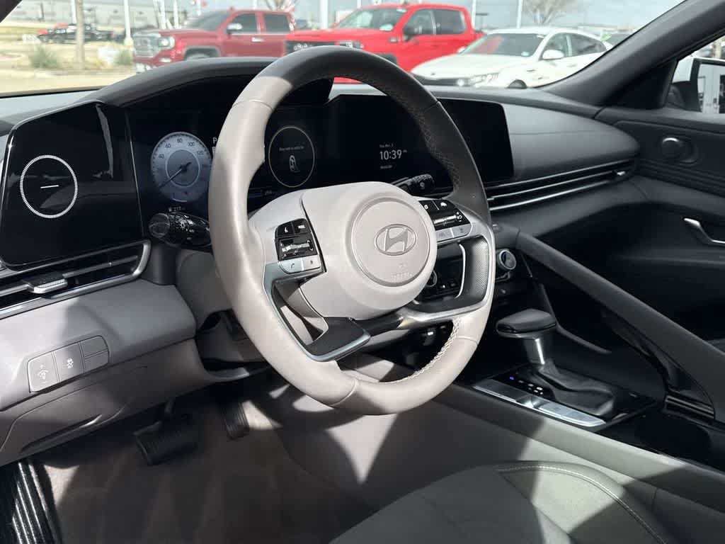 Used 2025 Hyundai Elantra SEL FWD image 2