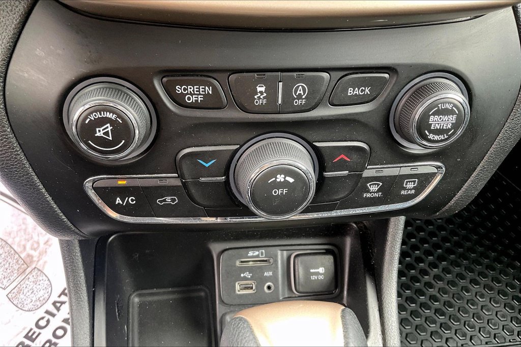 Used 2017 Jeep Cherokee Latitude w/ Safety/Convenience Group FWD image 36