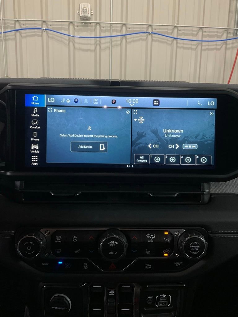 Used 2025 Jeep Wrangler Unlimited Sahara image 16