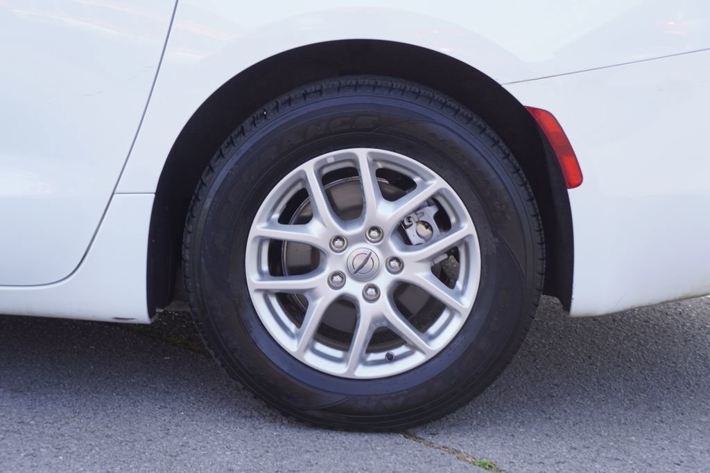 Used 2023 Chrysler Voyager LX image 15