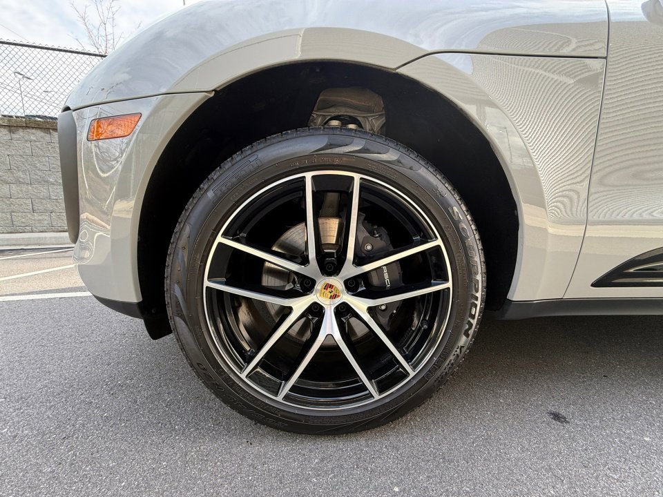 Certified 2025 Porsche Macan image 11