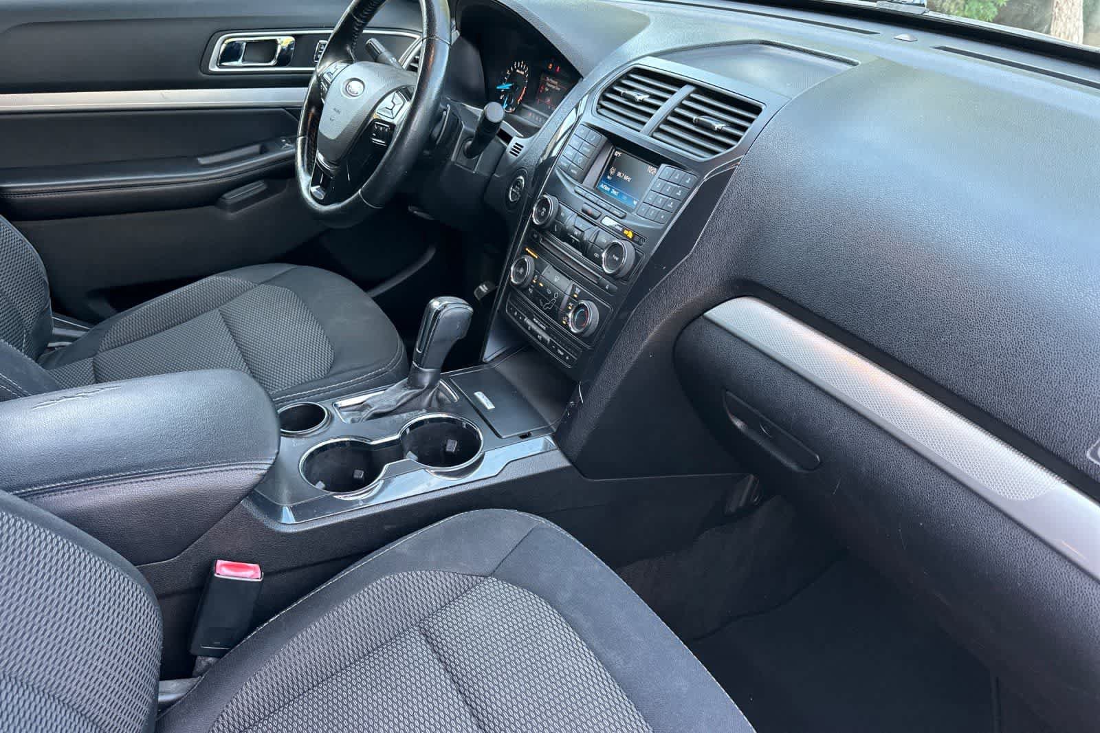 Used 2017 Ford Explorer XLT FWD image 18