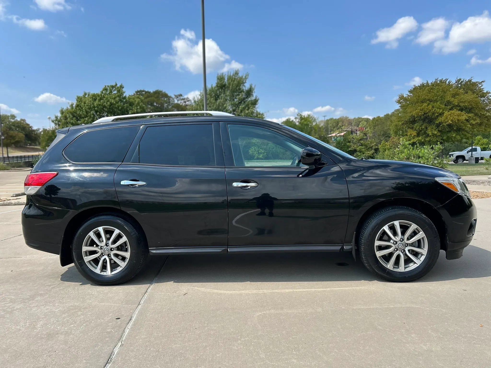 Used 2014 Nissan Pathfinder SV w/ Trailer Tow Package FWD image 5