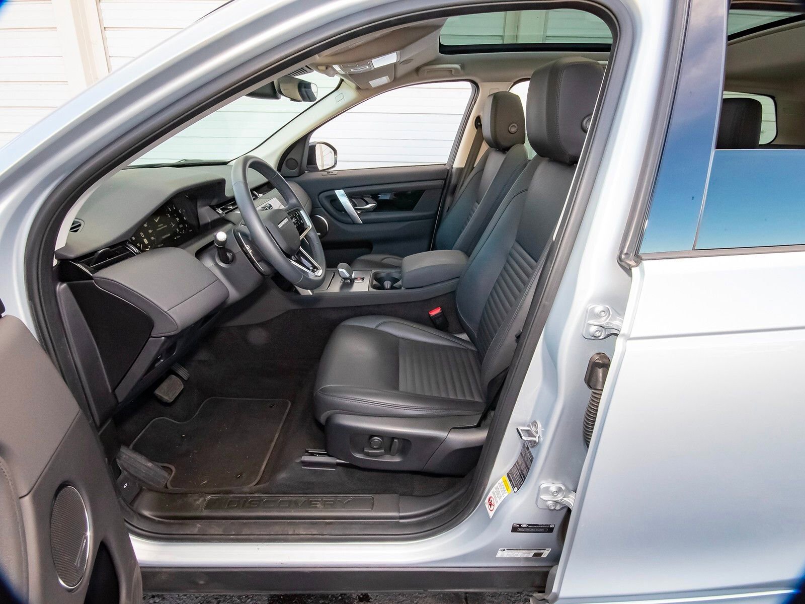 Used 2025 Land Rover Discovery Sport S image 32