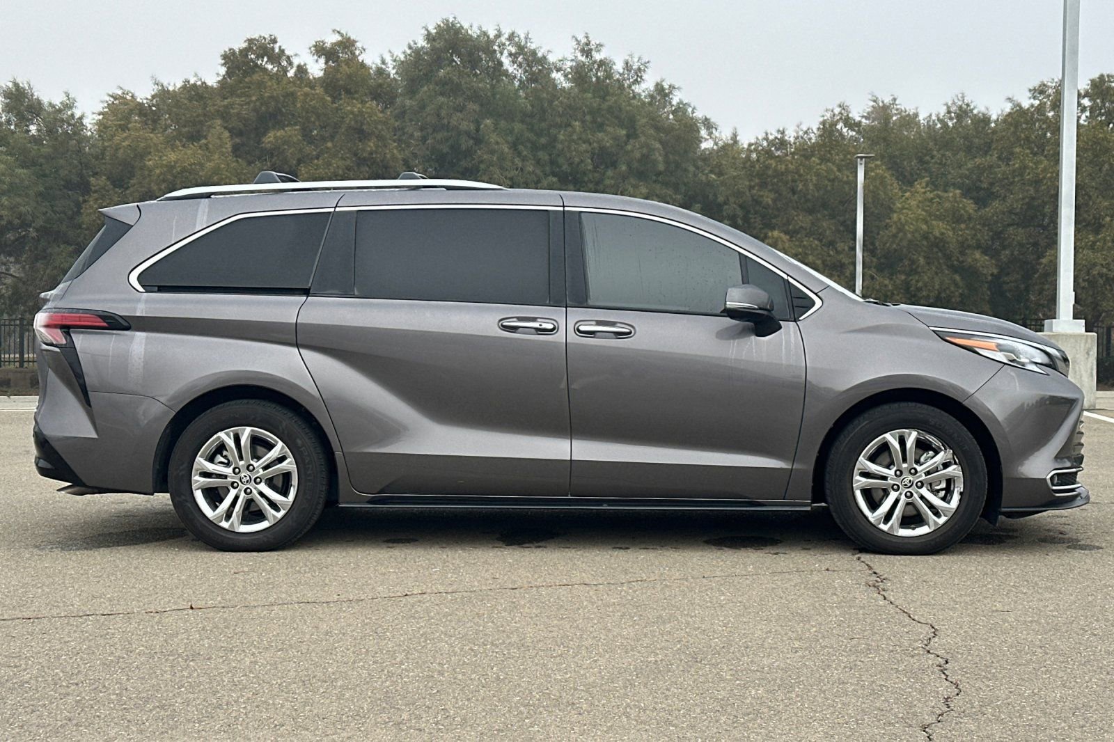 Used 2023 Toyota Sienna Platinum image 3