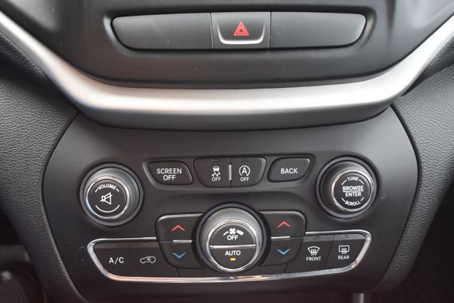 Used 2017 Jeep Cherokee Trailhawk w/ Comfort & Convenience Group AWD/4WD image 33