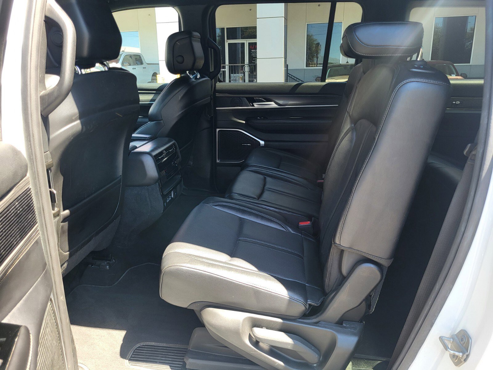 Used 2024 Jeep Wagoneer L Series II w/ Flexible Seating Group image 18