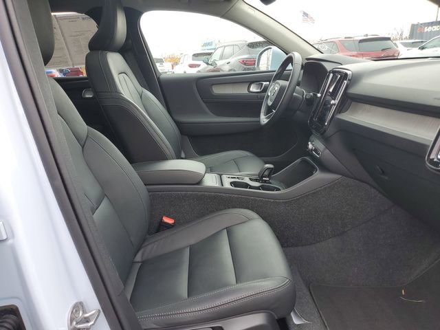 Used 2025 Volvo XC40 B5 Core image 27
