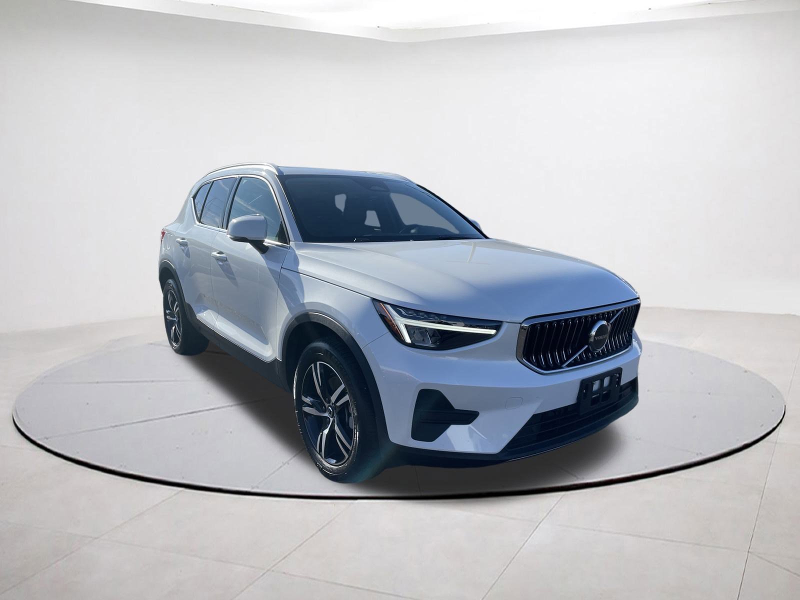Used 2025 Volvo XC40 B5 Core image 1