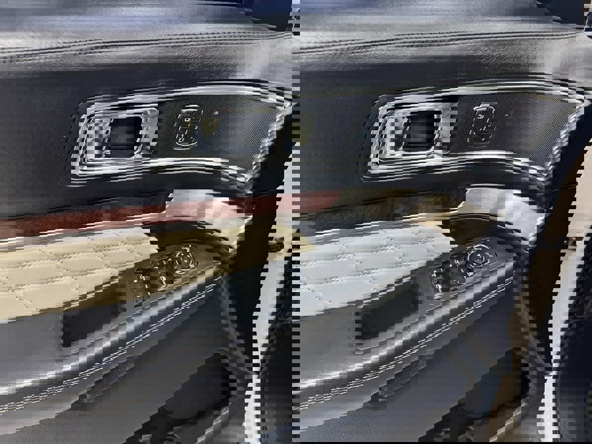 Used 2016 Ford Explorer Platinum image 10