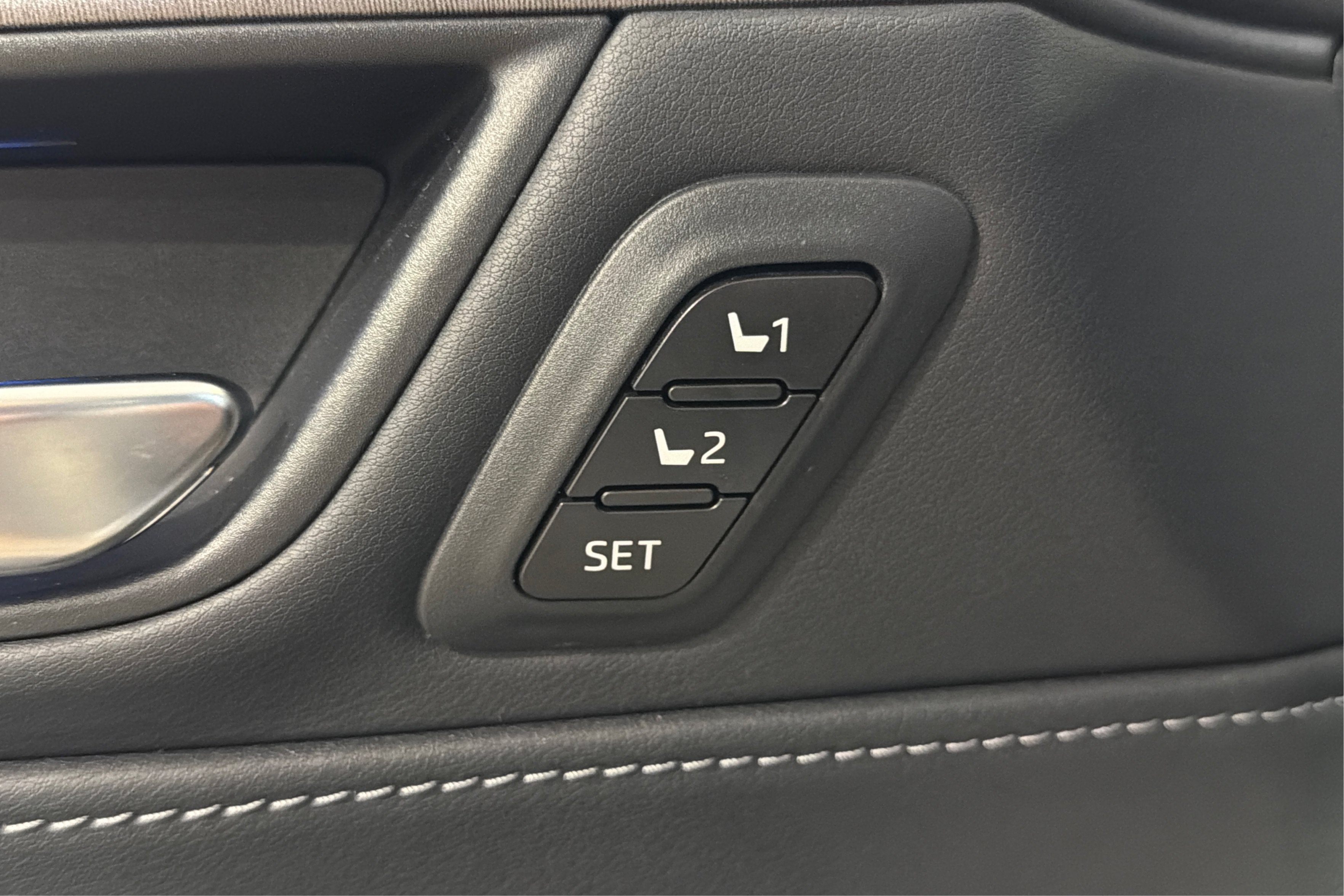 Used 2023 Toyota Venza Limited AWD/4WD image 17