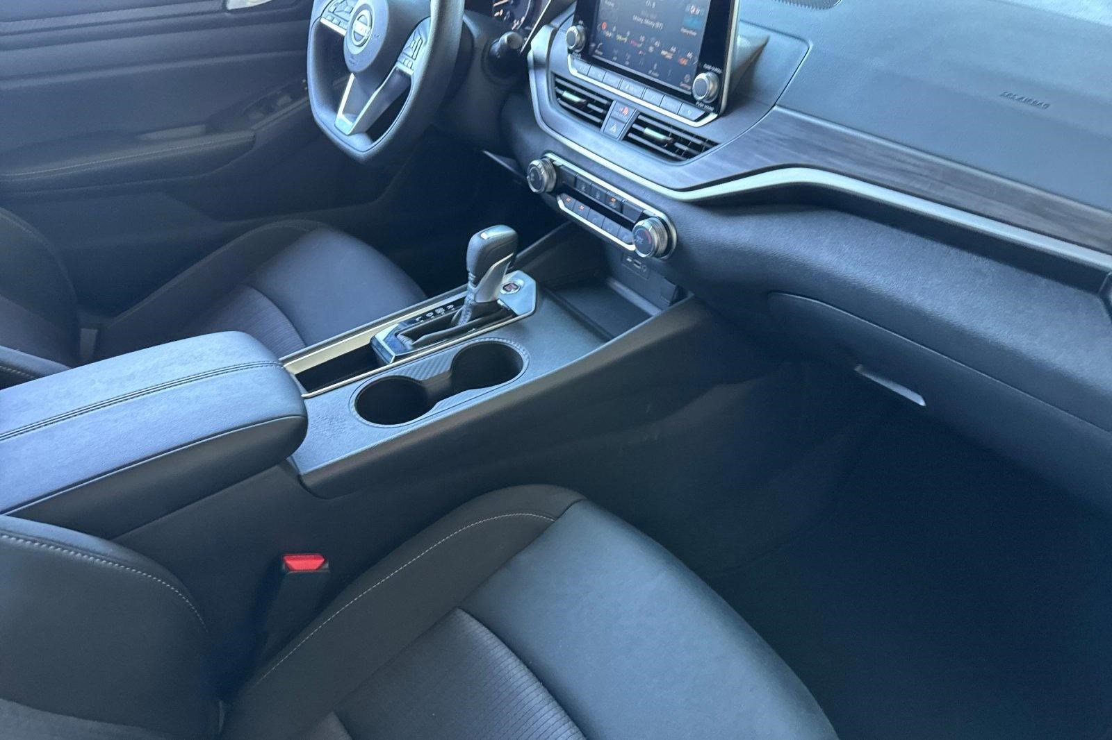 Used 2025 Nissan Altima 2.5 SV image 31