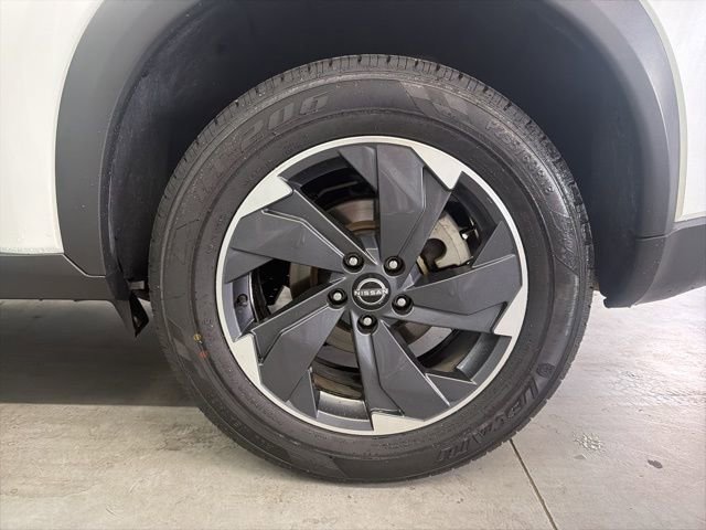 Used 2024 Nissan Rogue SV image 9