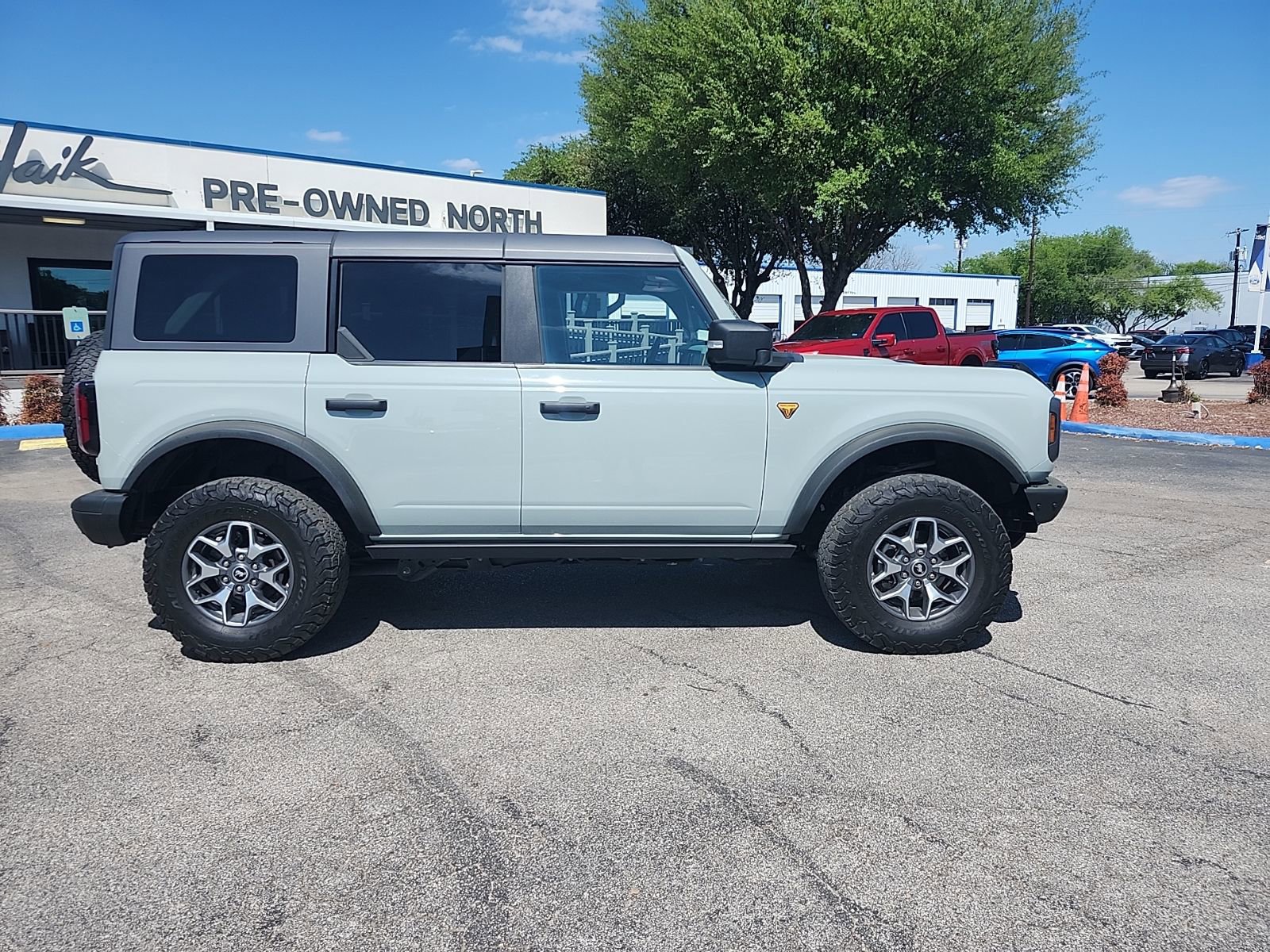 Used 2022 Ford Bronco Badlands image 2