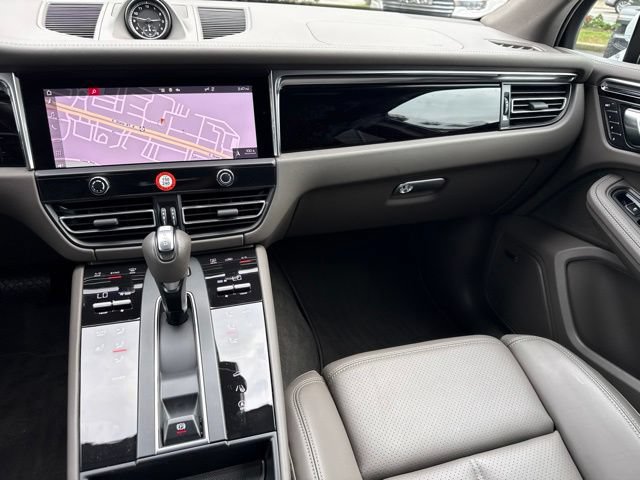 Used 2025 Porsche Macan AWD/4WD image 23