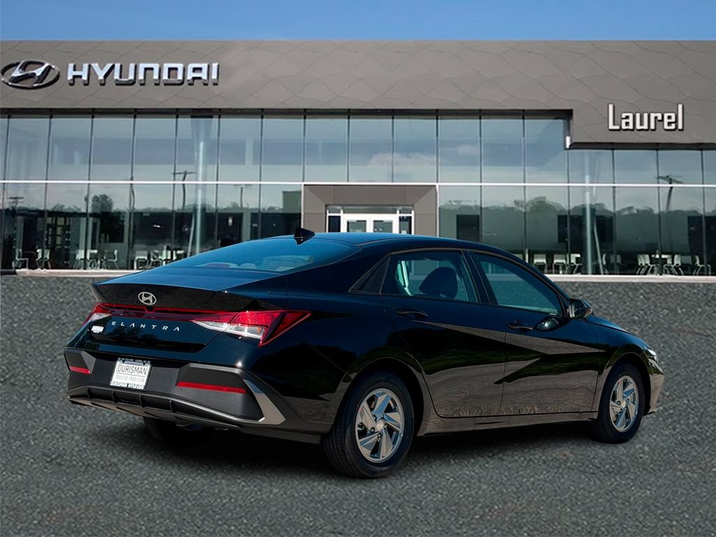 New 2026 Hyundai Elantra SE FWD image 3