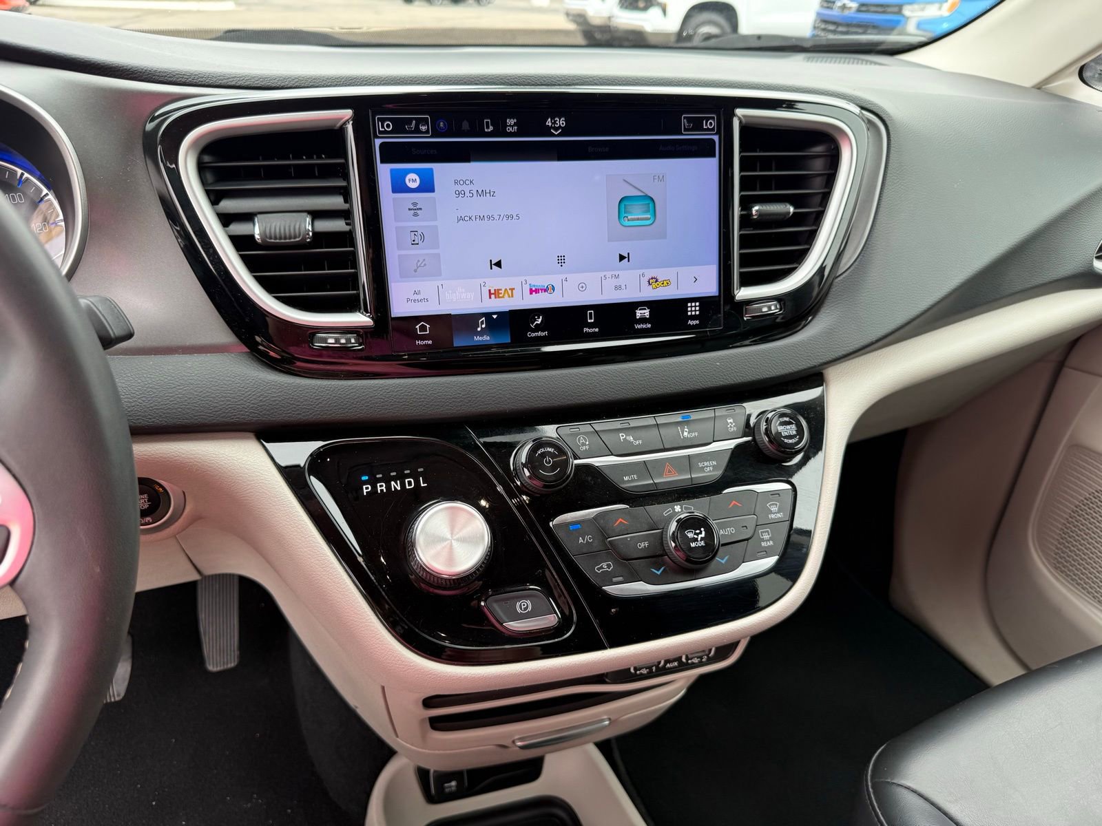 Used 2023 Chrysler Pacifica Touring-L image 21