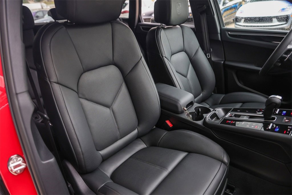 Certified 2025 Porsche Macan Turbo image 30