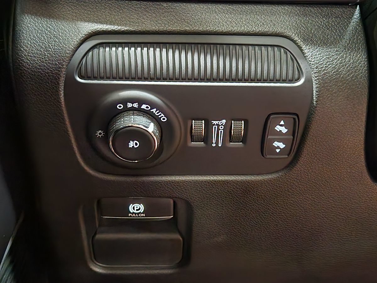 Used 2023 Jeep Wagoneer 4WD w/ Premium Group I image 41