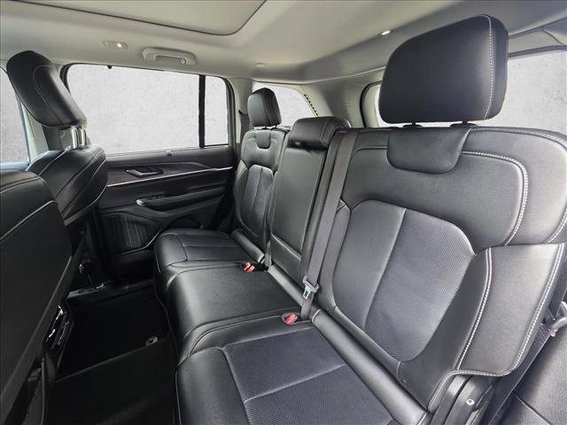 Used 2023 Jeep Grand Cherokee Limited w/ Luxury Tech Group II image 16