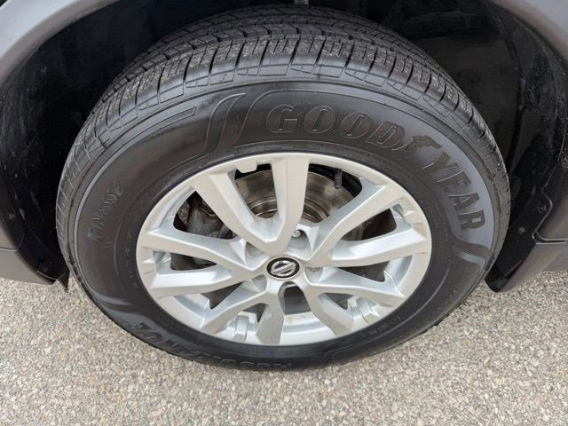 Used 2018 Nissan Rogue SV w/ Premium Package image 9