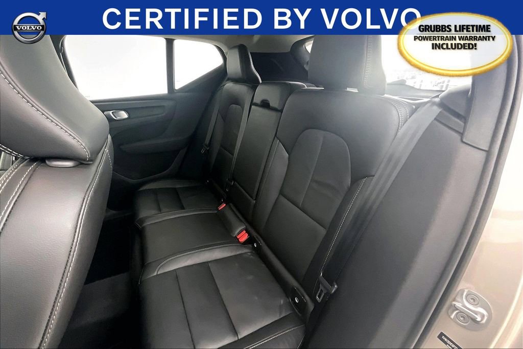 Used 2023 Volvo XC40 B4 Plus image 32