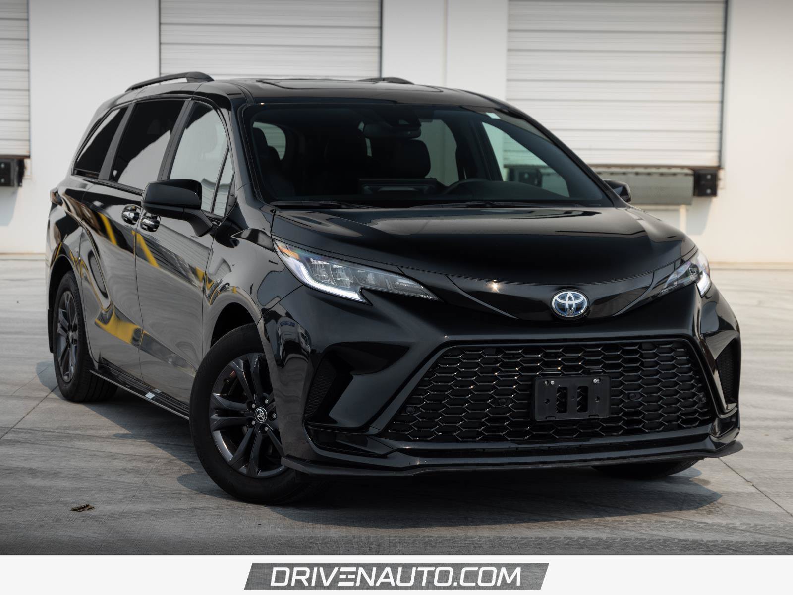 Used 2025 Toyota Sienna XSE AWD/4WD image 1