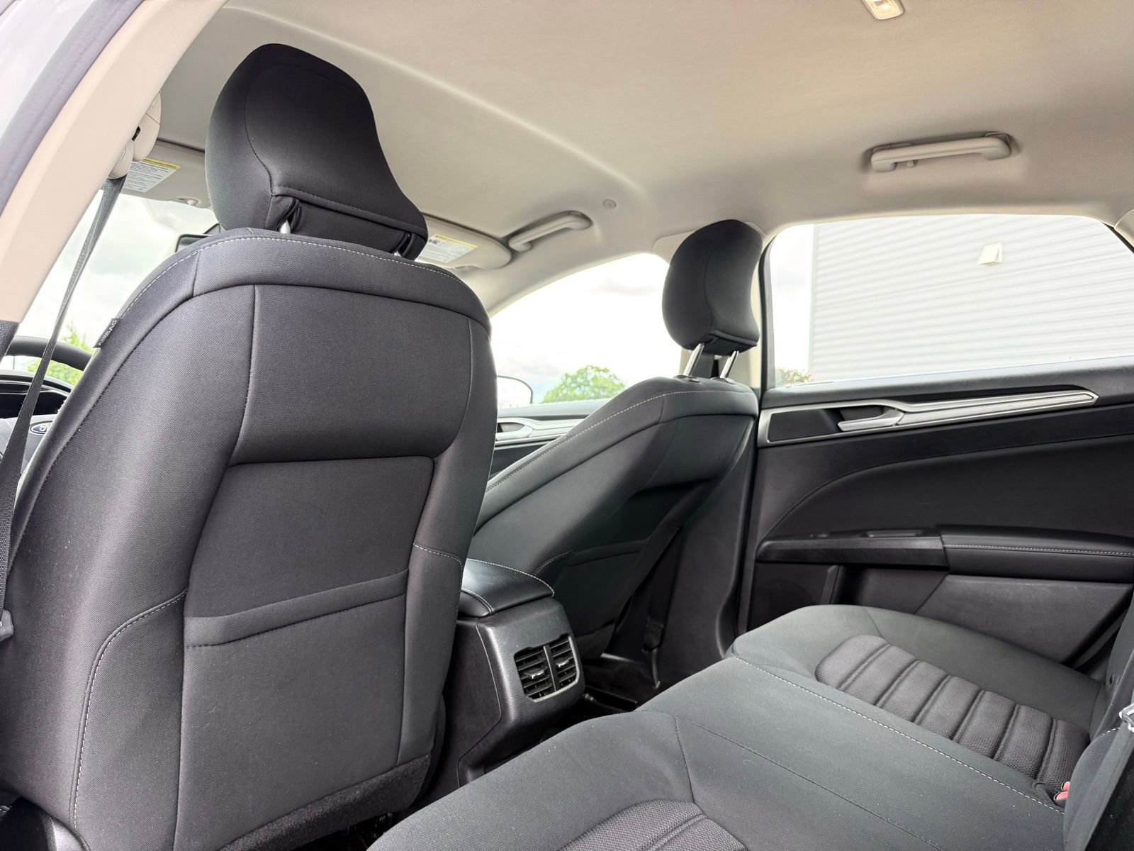 Used 2019 Ford Fusion SE FWD image 15