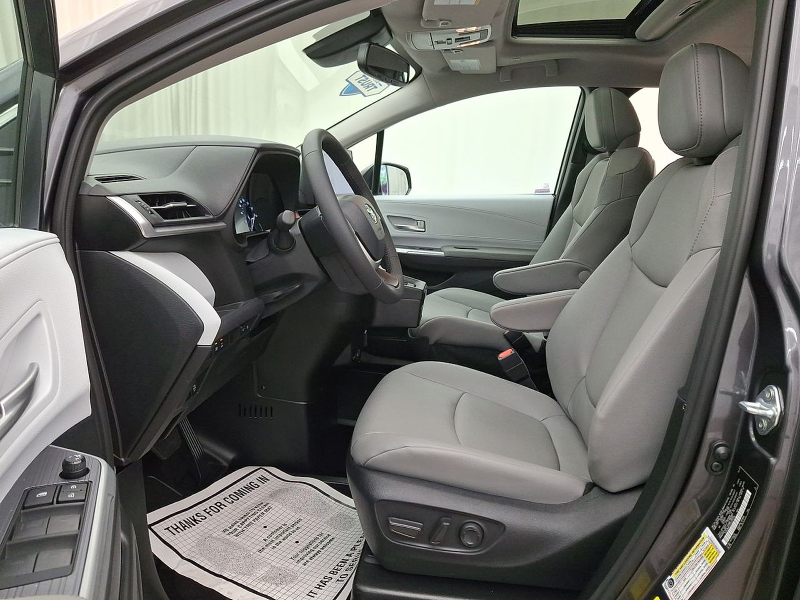Used 2025 Toyota Sienna XLE w/ XLE Plus Package FWD image 20